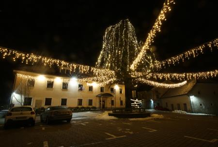 CERKNICA PRAZNIČNE LUČI 08 FOTO LJUBO VUKELIČ